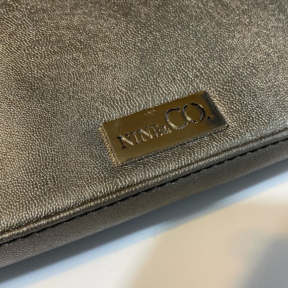 Nine & Co women’s silver wristlet wallet ruffle front fits phone 8x4… - Picture 3 of 4